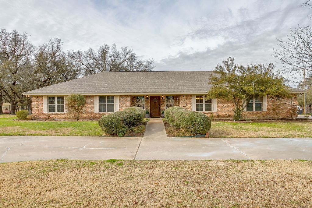 533 W Paloma Court, Fort Worth, TX 76108