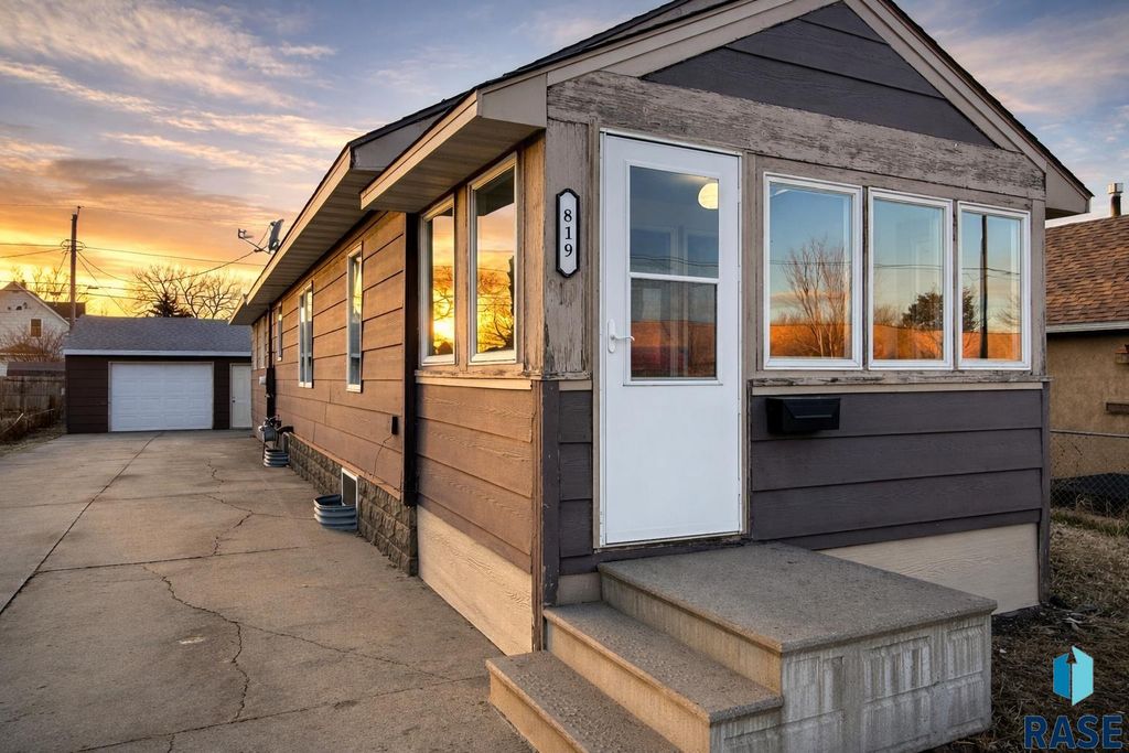 819 N Cliff Ave Avenue, Sioux Falls, SD 57103
