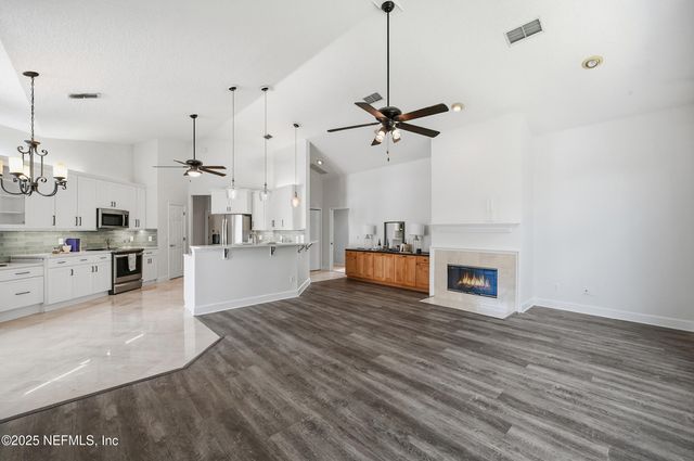 8642 AUTUMN GREEN Drive, Jacksonville, FL 32256