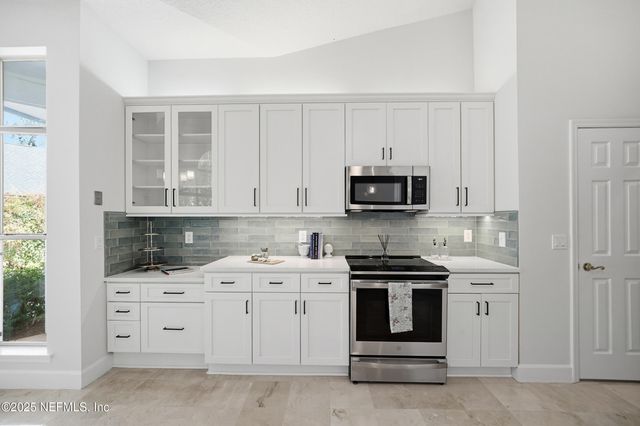 8642 AUTUMN GREEN Drive, Jacksonville, FL 32256