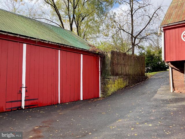 1145 READING RD, Narvon, PA 17555