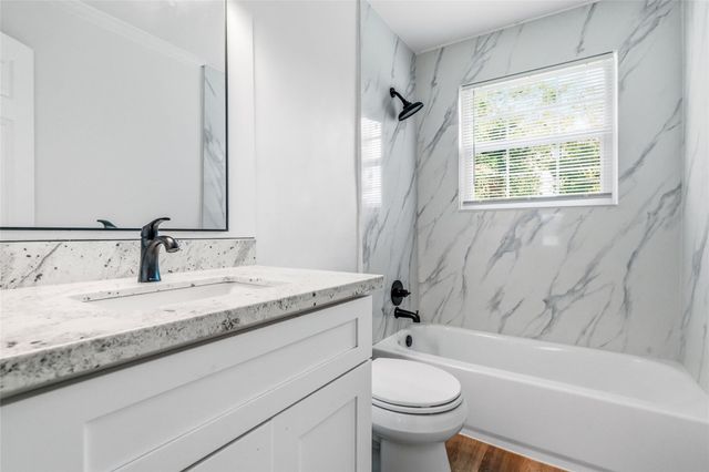 809 S Morgan Street, Angleton, TX 77515