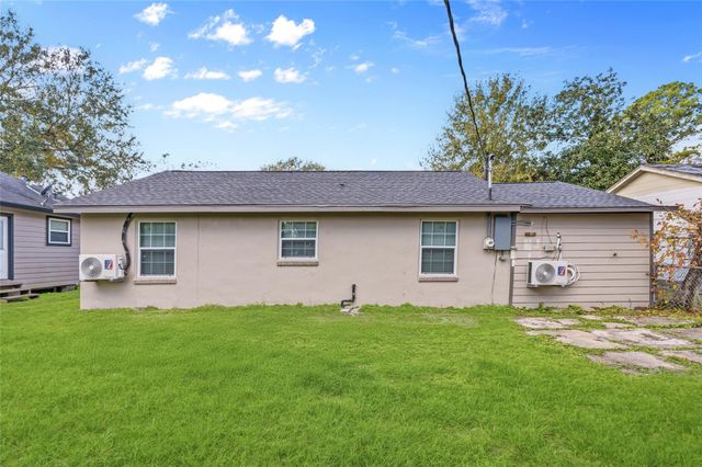 809 S Morgan Street, Angleton, TX 77515