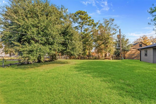 809 S Morgan Street, Angleton, TX 77515