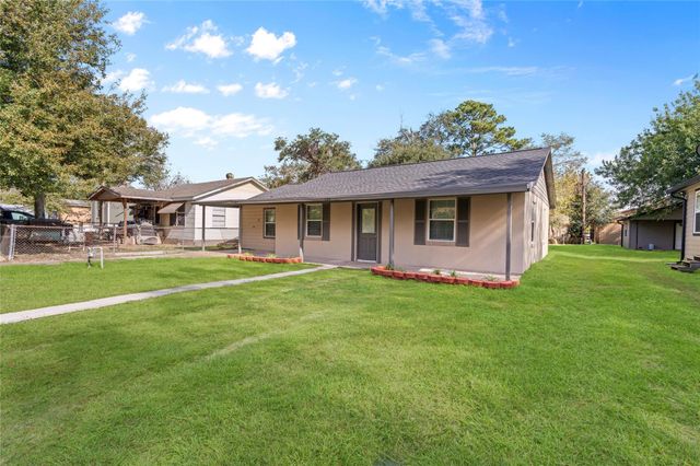 809 S Morgan Street, Angleton, TX 77515