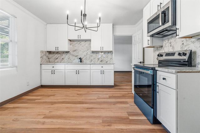 809 S Morgan Street, Angleton, TX 77515