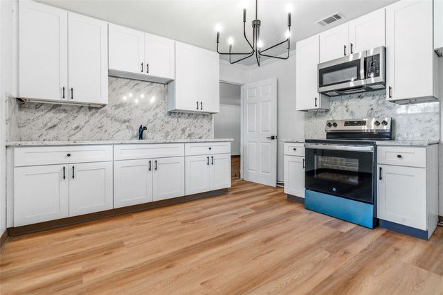 809 S Morgan Street, Angleton, TX 77515