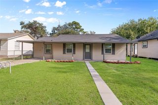 809 S Morgan Street, Angleton, TX 77515