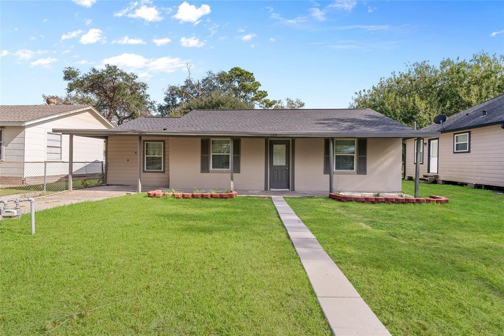 809 S Morgan Street, Angleton, TX 77515
