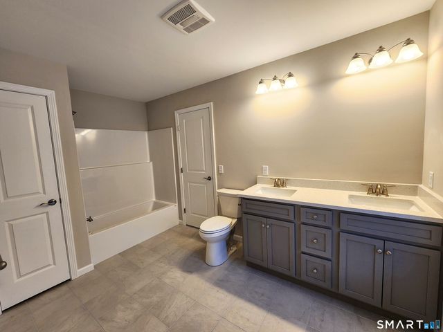 22 Lombard Circle 8, North Haven, CT 06473