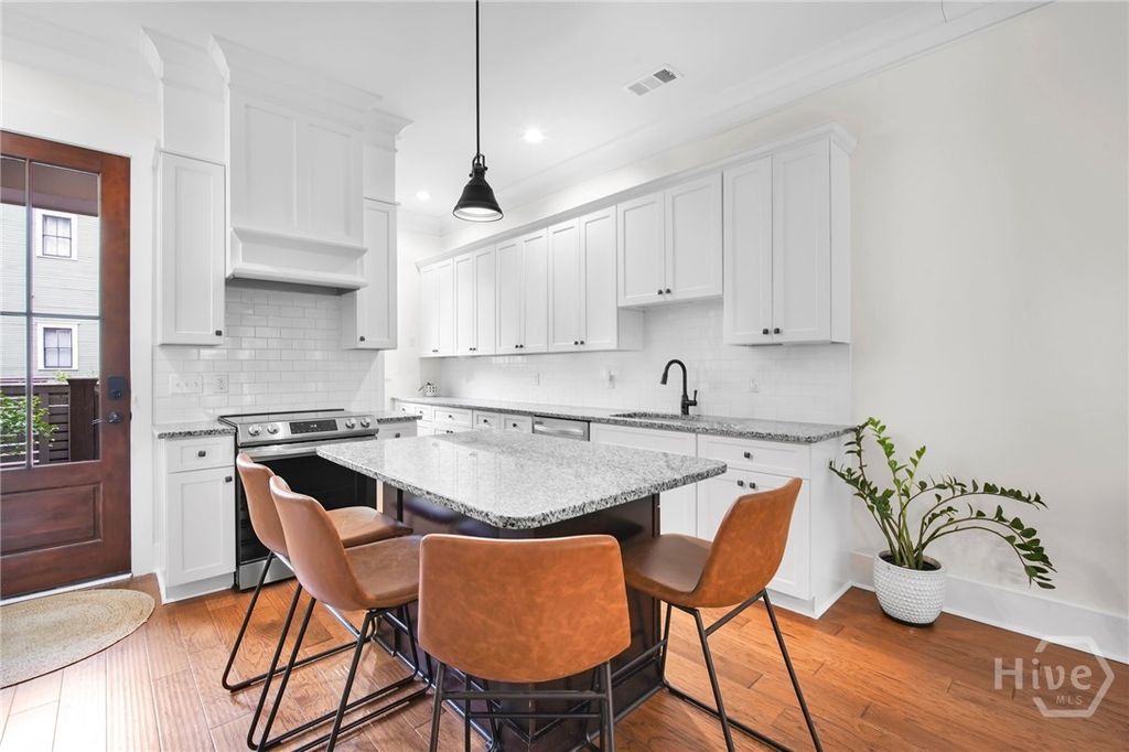 Image 17 of property listing at 718 Tattnall Street, Savannah, GA 31401