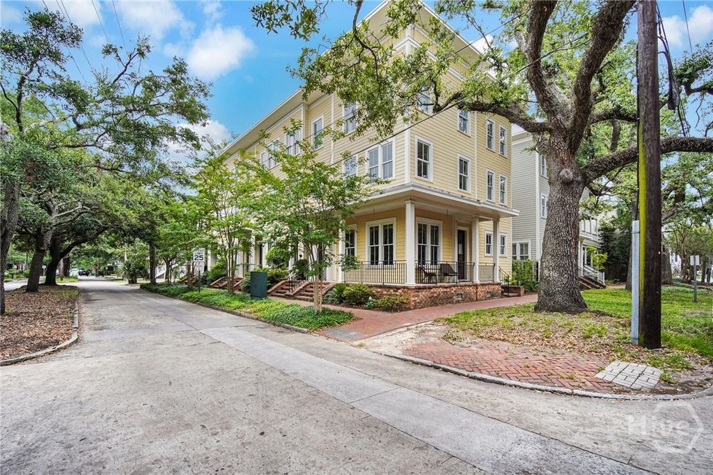 Image 3 of property listing at 718 Tattnall Street, Savannah, GA 31401
