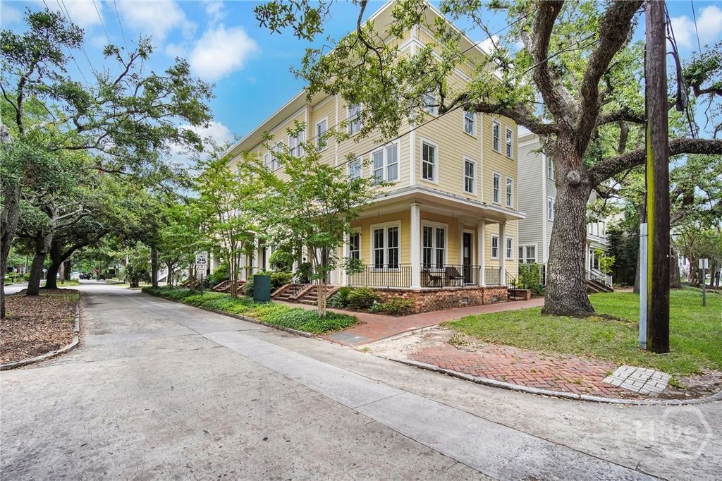 Image 4 of property listing at 718 Tattnall Street, Savannah, GA 31401