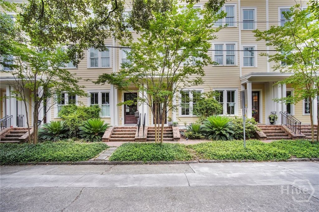 Image 5 of property listing at 718 Tattnall Street, Savannah, GA 31401