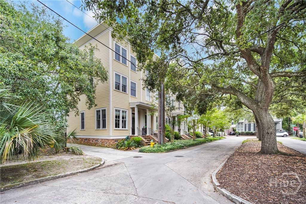 Image 6 of property listing at 718 Tattnall Street, Savannah, GA 31401