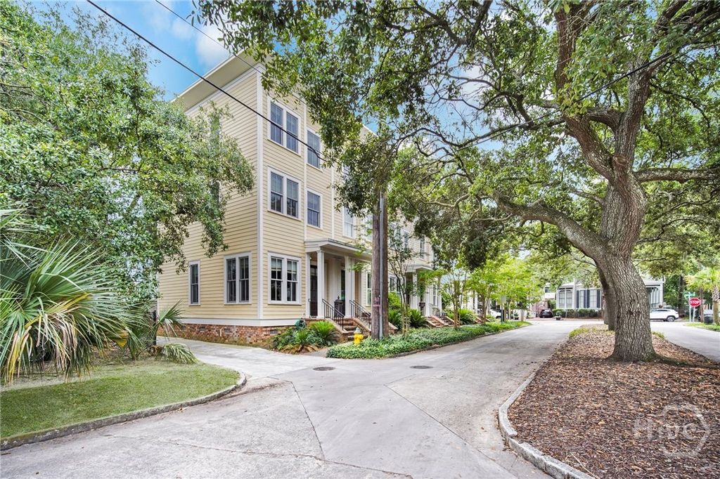 Image 7 of property listing at 718 Tattnall Street, Savannah, GA 31401