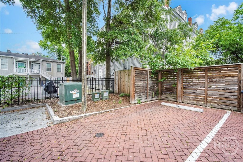 Image 8 of property listing at 718 Tattnall Street, Savannah, GA 31401