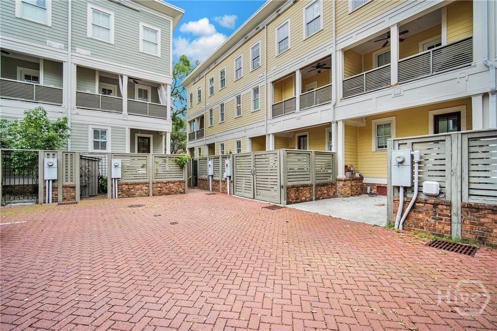 Image 9 of property listing at 718 Tattnall Street, Savannah, GA 31401