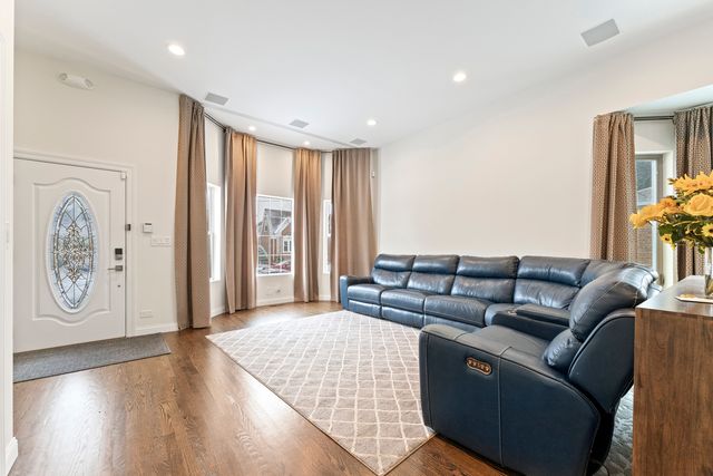 3452 N Newcastle Avenue, Chicago, IL 60634