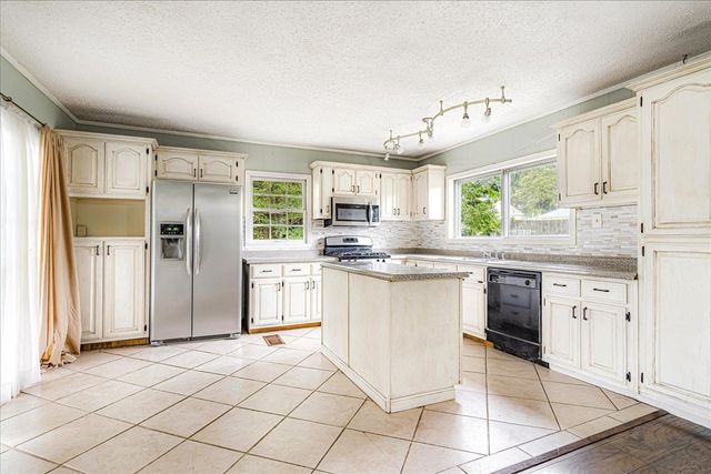 210 KINNEY AVE, Covington, TN 38019