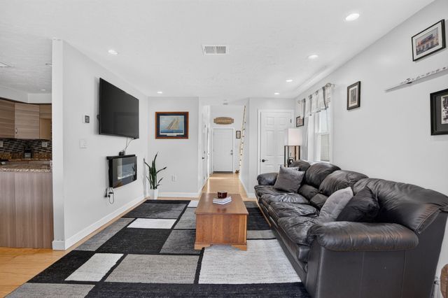 264 Stonebridge Drive, Nashua, NH 03063