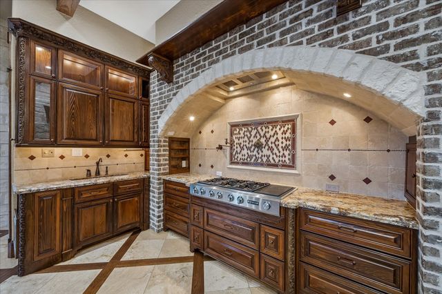 4 Steven Luke Lane, Friendswood, TX 77546