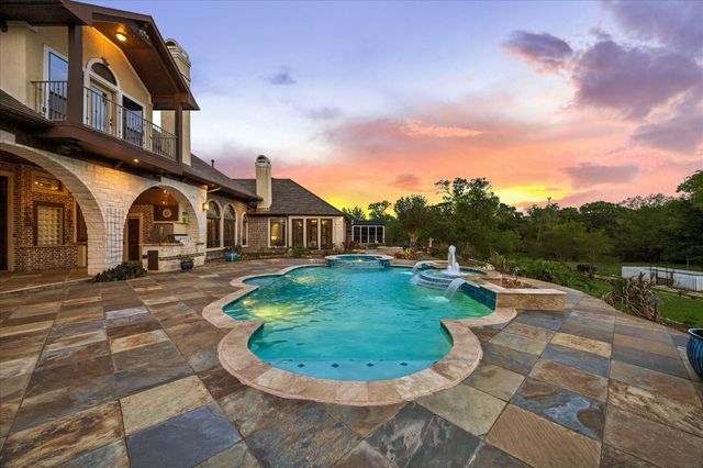 4 Steven Luke Lane, Friendswood, TX 77546