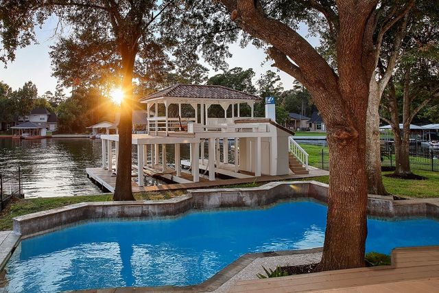 12412 Lake Vista Drive, Willis, TX 77318