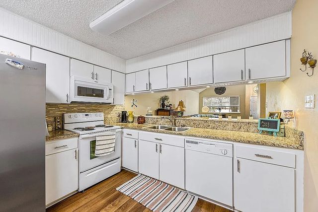 1214 Elm Court, Runaway Bay, TX 76426