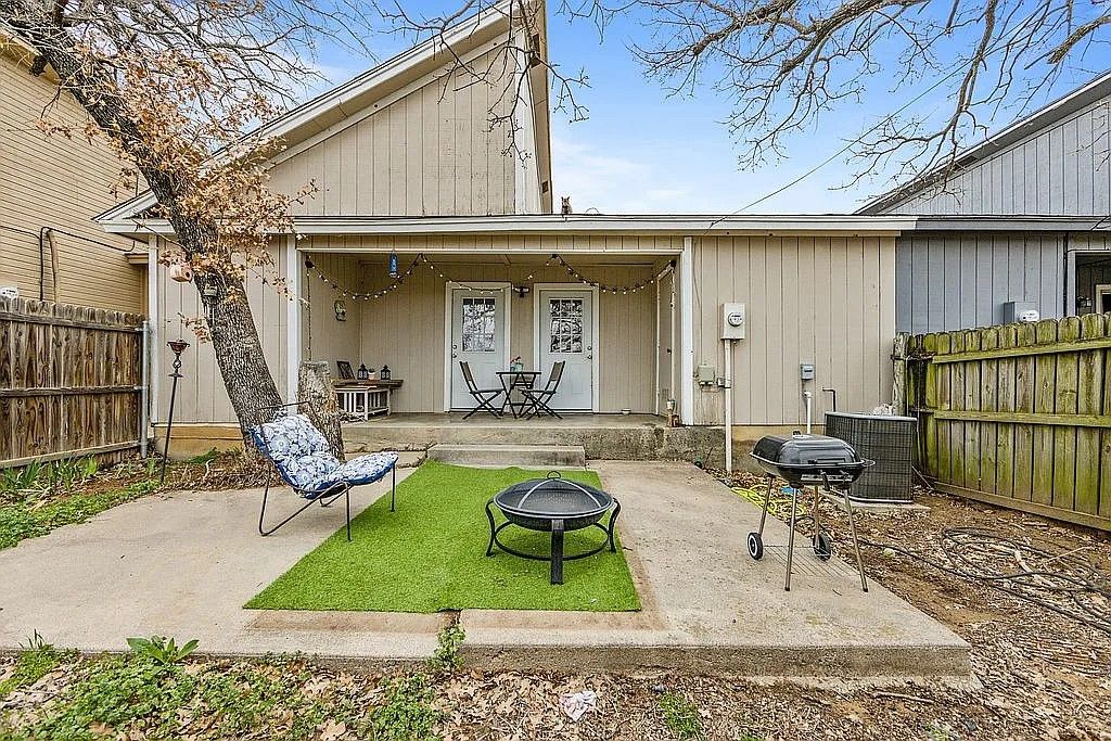 1214 Elm Court, Runaway Bay, TX 76426
