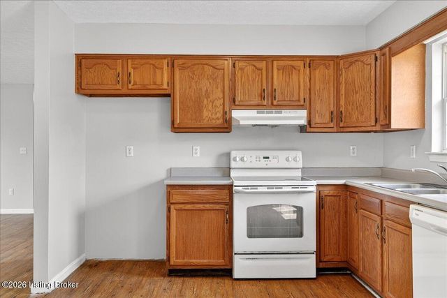 216 Bent Tree Dr, Vine Grove, KY 40175