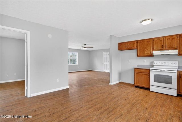 216 Bent Tree Dr, Vine Grove, KY 40175