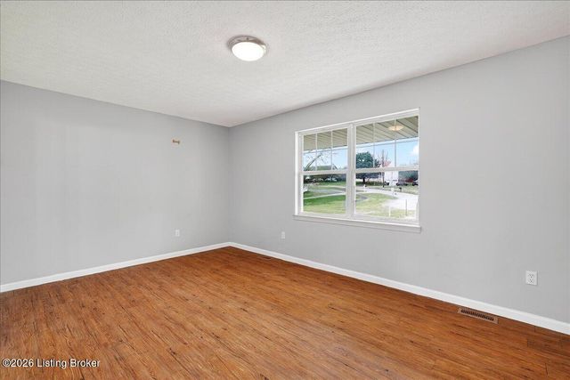 216 Bent Tree Dr, Vine Grove, KY 40175