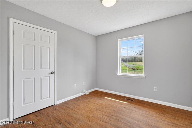216 Bent Tree Dr, Vine Grove, KY 40175