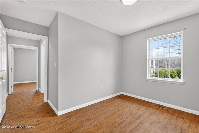 216 Bent Tree Dr, Vine Grove, KY 40175