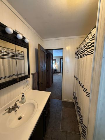 203 9th Avenue, Vinton, IA 52349