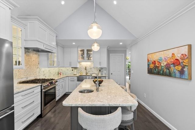 7 Gold Leaf Ln 7, Mashpee, MA 02649
