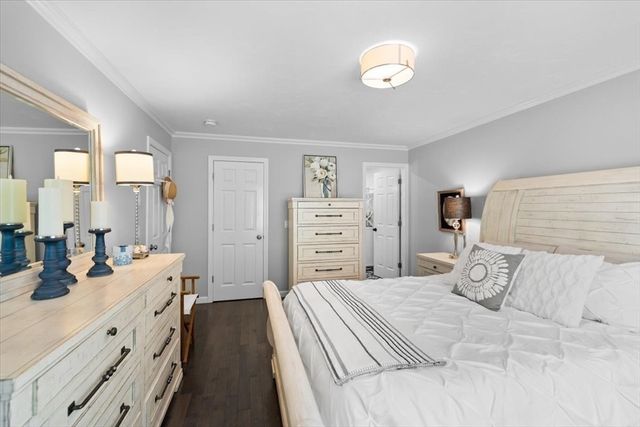 7 Gold Leaf Ln 7, Mashpee, MA 02649