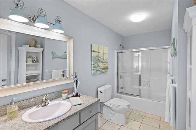 7 Gold Leaf Ln 7, Mashpee, MA 02649