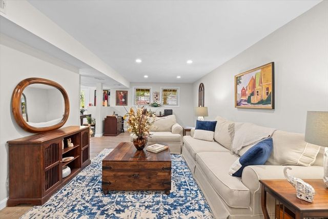 7 Gold Leaf Ln 7, Mashpee, MA 02649