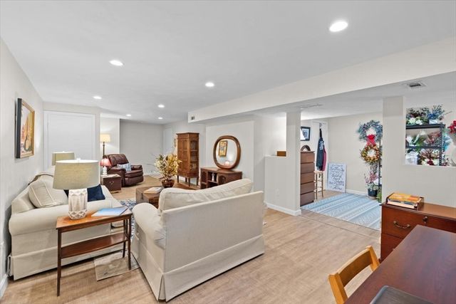 7 Gold Leaf Ln 7, Mashpee, MA 02649