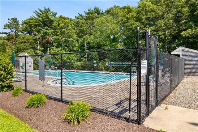 7 Gold Leaf Ln 7, Mashpee, MA 02649