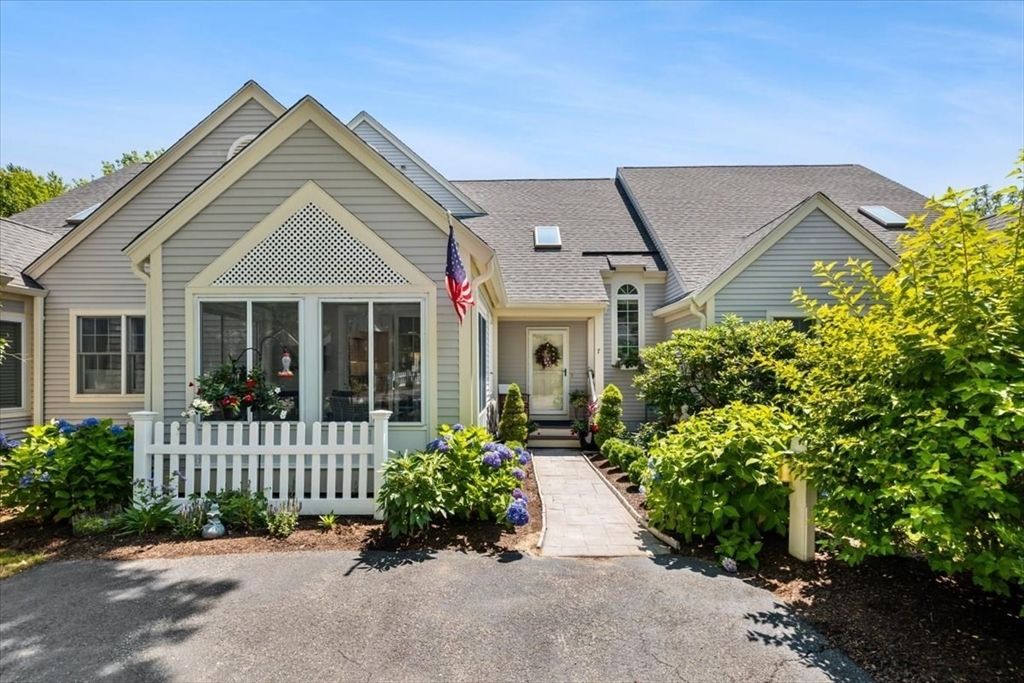 7 Gold Leaf Ln 7, Mashpee, MA 02649