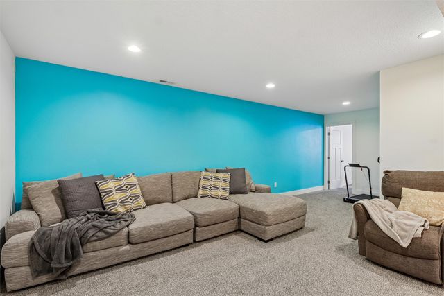 212 Aaron Avenue NW, Bondurant, IA 50035