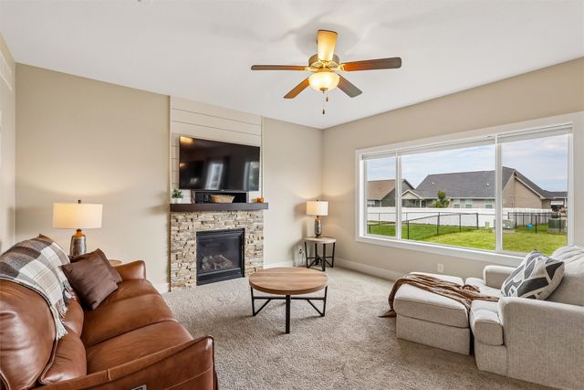 212 Aaron Avenue NW, Bondurant, IA 50035