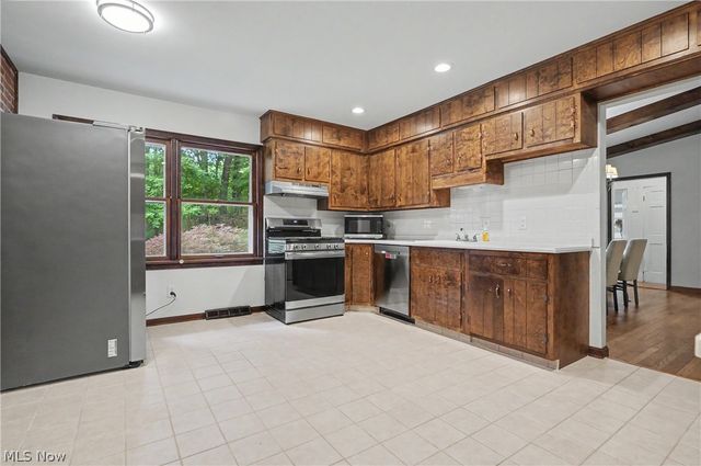 379 Nob Hill Drive, Akron, OH 44303
