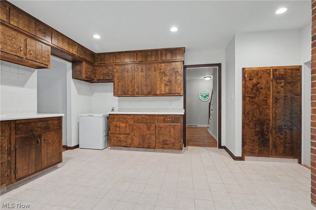 379 Nob Hill Drive, Akron, OH 44303