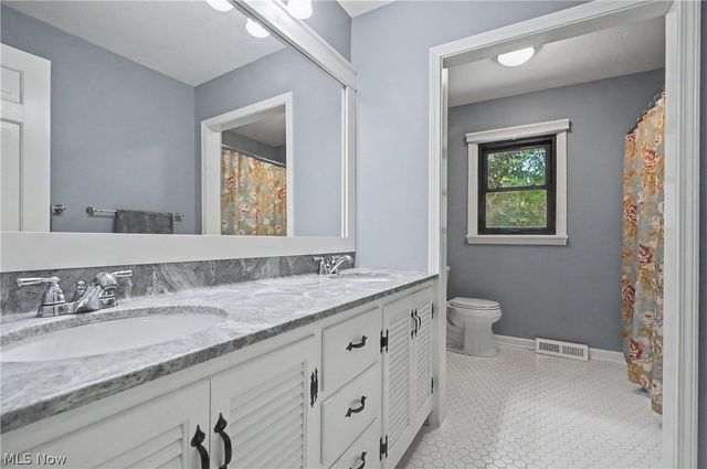 379 Nob Hill Drive, Akron, OH 44303