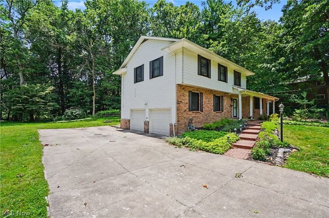 379 Nob Hill Drive, Akron, OH 44303