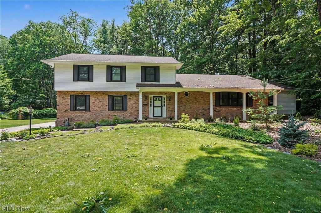 379 Nob Hill Drive, Akron, OH 44303